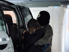 義父や兄、まさか帰り道に拉●レ●プされる貧乳ロ●―タ美少女　ゆい　サンプル画像02